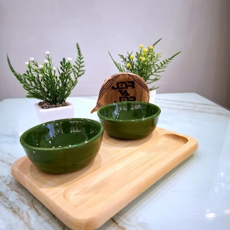 مزه خوری تخته سرو ظرف سرو همراه دو کاسه با اردو خوری