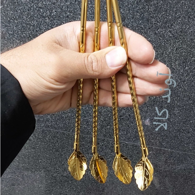 قاشق نی دار طلایی فرچه دار شربت استیل نگیر وارداتی طرح برگ رنگ ثابت(6تایی)