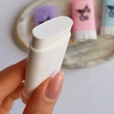 کرم ضد آفتاب استیکی مینی کیفی کوچک 15 میل سفید مناسب دور چشم رنگدانه سفید شاداب کننده ضد چین و چروک ضد پیری روشن کننده