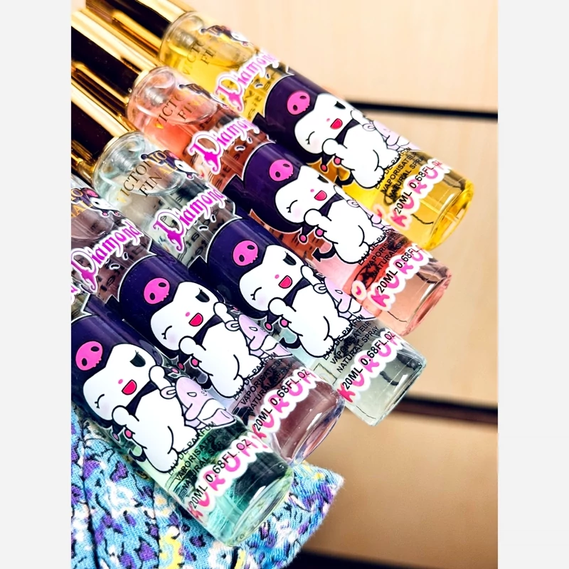 عطر قلمی کرومی ادکلن جیبی رایحه توت فرنگی خامه مارشمالو خنک شکوفه میوه های بهاری خوشبو کننده عالی مناسب تابستان