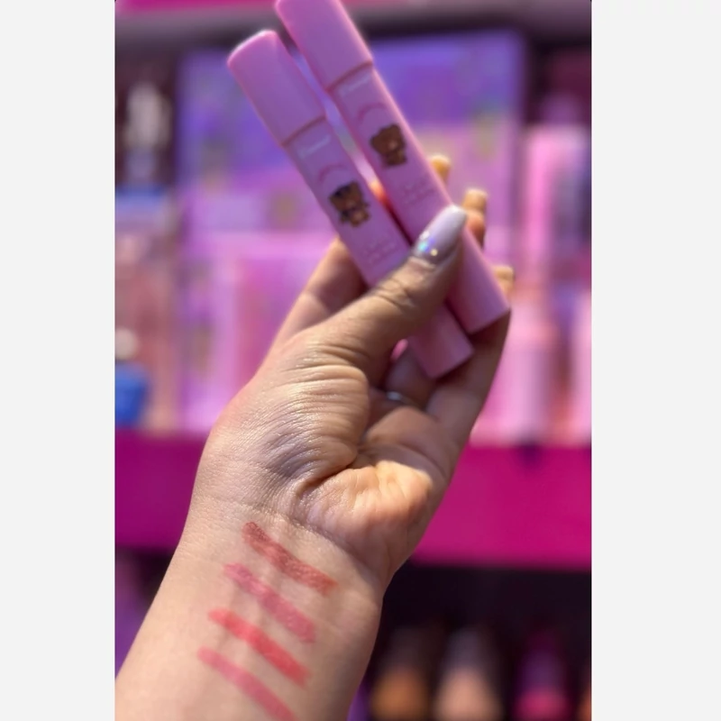 رژ لب باربی پیشی خرسی کیوت فانتزی پاپیونی رنگبندی نودنسکافه و صورتی توت فرنگی رژگونه استیکی پیچی فانتزی دخترانه